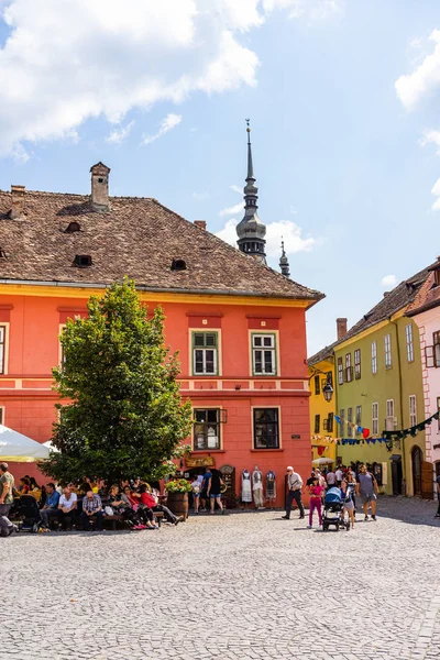 Sighisoara, Romanya - 2019. İnsanlar öğle yemeği yiyor ve dolaşıyor