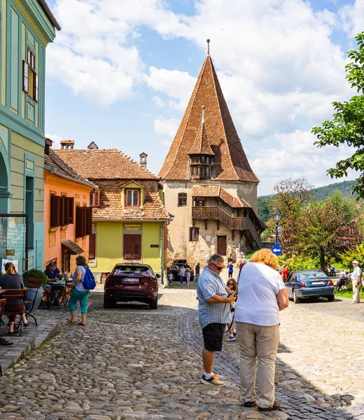 Sighisoara, Romanya - 2019. İnsanlar öğle yemeği yiyor ve dolaşıyor