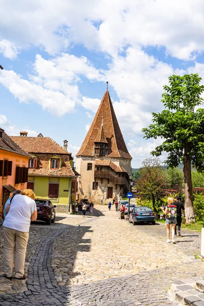 Sighisoara, Romanya - 2019. İnsanlar S sokaklarında dolaşan
