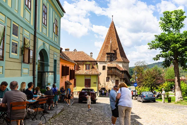 Sighisoara, Romanya - 2019. İnsanlar öğle yemeği yiyor ve dolaşıyor