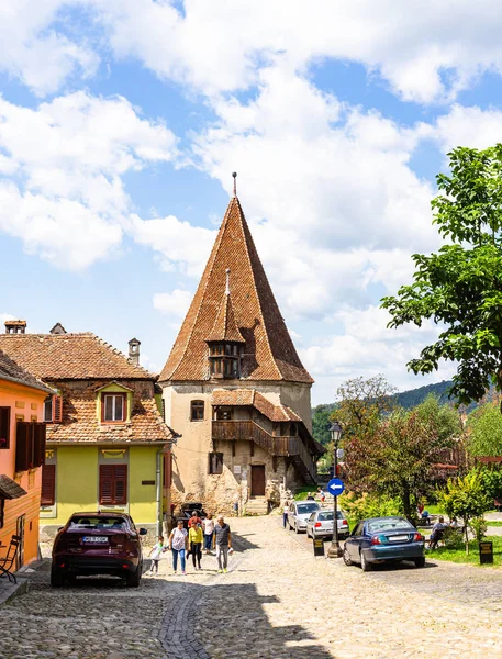 Sighisoara, Romanya - 2019. İnsanlar S sokaklarında dolaşan