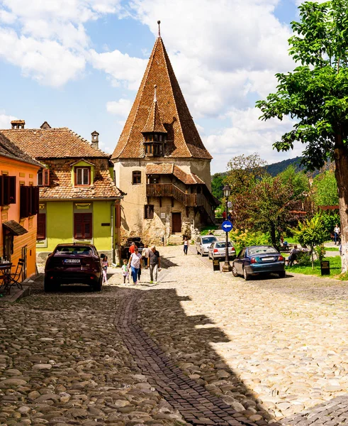 Sighisoara, Romanya - 2019. İnsanlar S sokaklarında dolaşan