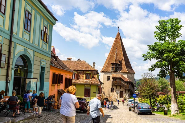 Sighisoara, Romanya - 2019. İnsanlar S sokaklarında dolaşan