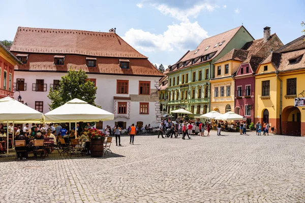 Sighisoara, Romanya - 2019. İnsanlar öğle yemeği yiyor ve dolaşıyor
