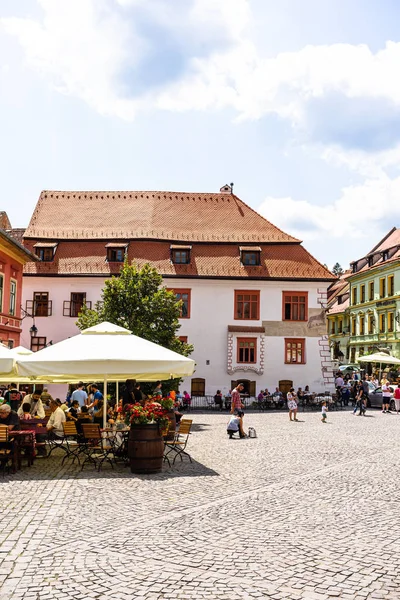 Sighisoara, Romanya - 2019. İnsanlar öğle yemeği yiyor ve dolaşıyor