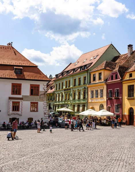 Sighisoara, Romanya - 2019. İnsanlar öğle yemeği yiyor ve dolaşıyor
