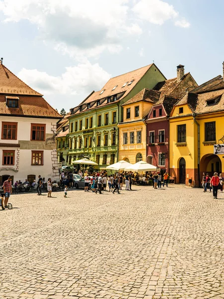 Sighisoara, Romanya - 2019. İnsanlar öğle yemeği yiyor ve dolaşıyor