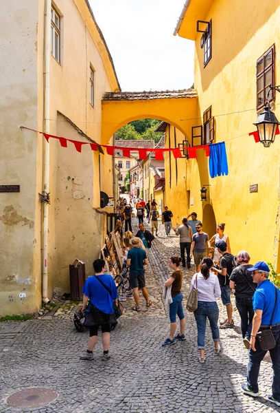Sighisoara, Romanya - 2019. İnsanlar S sokaklarında dolaşan
