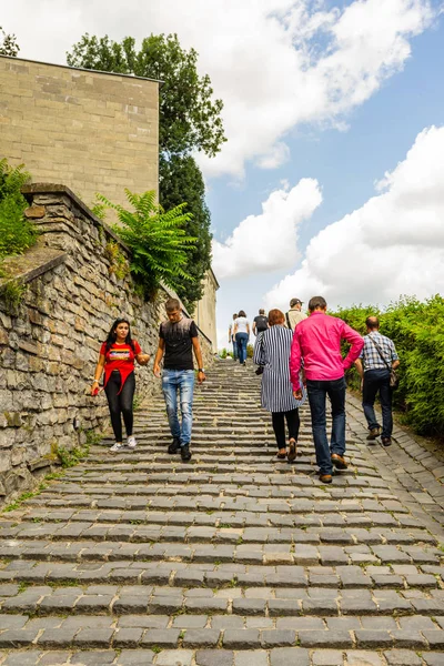 Sighisoara, Romanya - 2019. Sig'in merdivenlerinde yürüyen insanlar