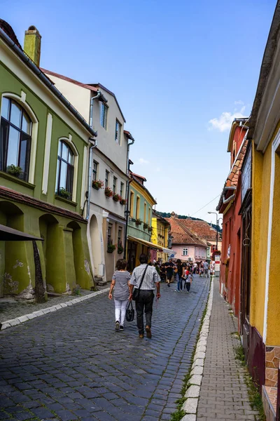 Sighisoara, Romanya - 2019. İnsanlar S sokaklarında dolaşan
