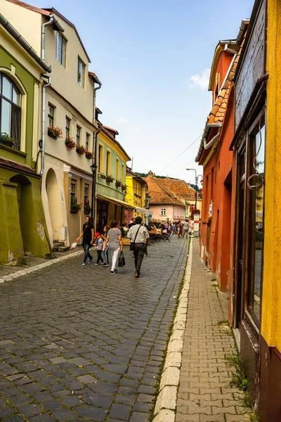 Sighisoara, Romanya - 2019. İnsanlar S sokaklarında dolaşan