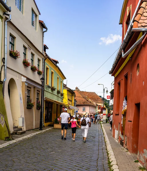Sighisoara, Romanya - 2019. İnsanlar S sokaklarında dolaşan