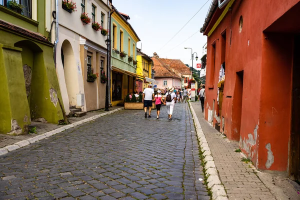 Sighisoara, Romanya - 2019. İnsanlar S sokaklarında dolaşan