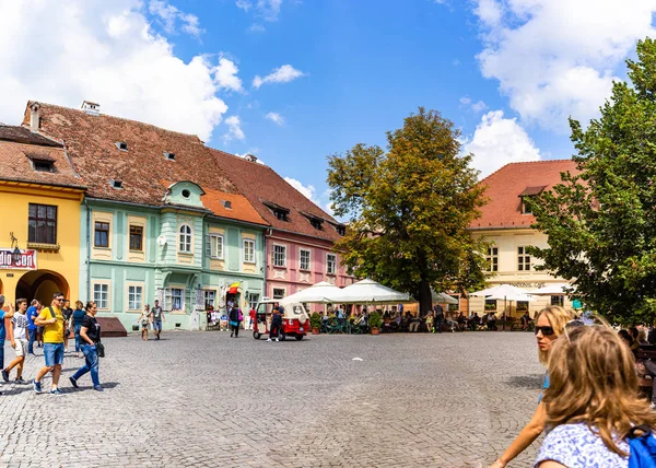 Sighisoara, Romanya - 2019. İnsanlar S sokaklarında dolaşan