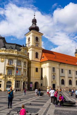 Sibiu, Romanya - 2019. S Büyük Meydanı'nda dolaşan turistler
