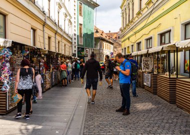 Sibiu, Romanya - 2019. Yerel bir hediyelik eşya arayan turistler