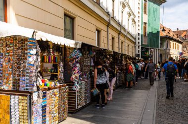 Sibiu, Romanya - 2019. Yerel bir hediyelik eşya arayan turistler