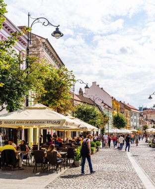 Sibiu, Romanya - 2019. İnsanlar ve turistler öğle yemeği ve değnek yiyor