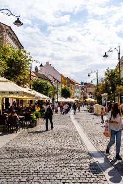 Sibiu, Romanya - 2019. İnsanlar ve turistler öğle yemeği ve değnek yiyor