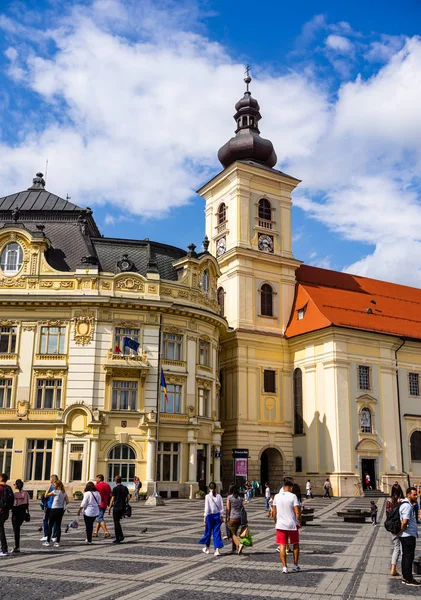 Sibiu, Romanya - 2019. S Büyük Meydanı'nda dolaşan turistler