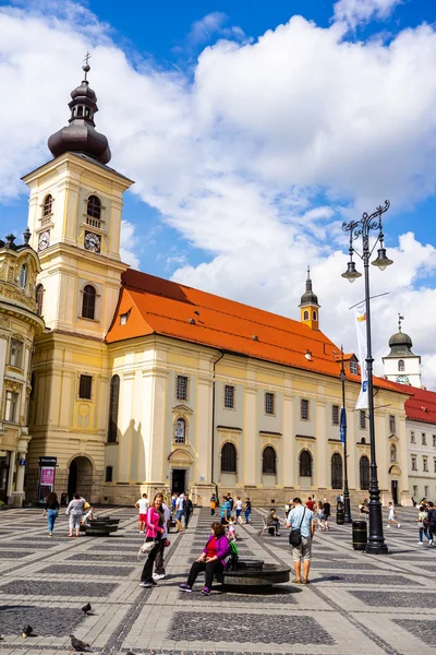 Sibiu, Romanya - 2019. S Büyük Meydanı'nda dolaşan turistler
