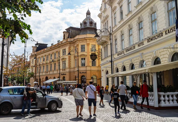 Sibiu, Roménia - 2019. Pessoas vagando pelas ruas de Sibiu — Fotografia de Stock