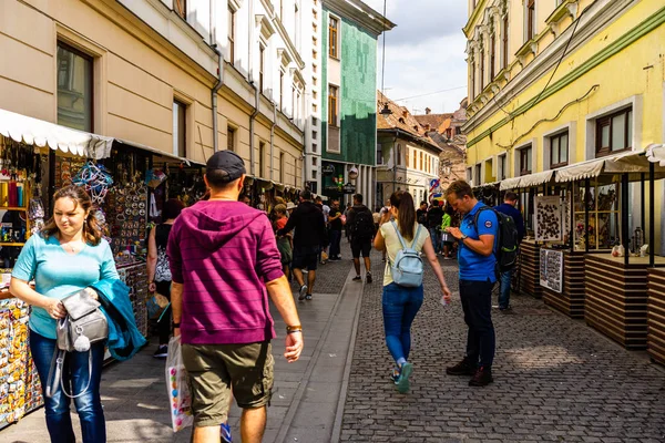 Sibiu, Romanya - 2019. Yerel bir hediyelik eşya arayan turistler