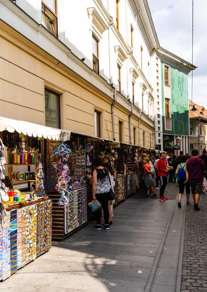 Sibiu, Romanya - 2019. Yerel bir hediyelik eşya arayan turistler