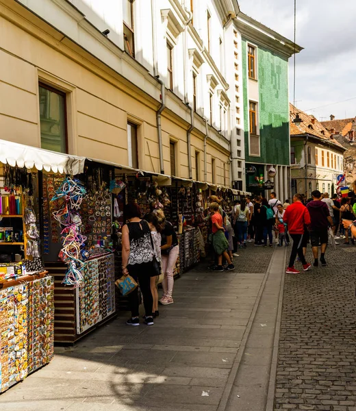 Sibiu, Romanya - 2019. Yerel bir hediyelik eşya arayan turistler