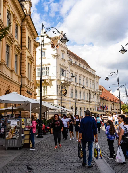 Sibiu, โรมาเนีย - 2019 นักท่องเที่ยวเดินป่าในบิ๊กสแควร์ของ S — ภาพถ่ายสต็อก