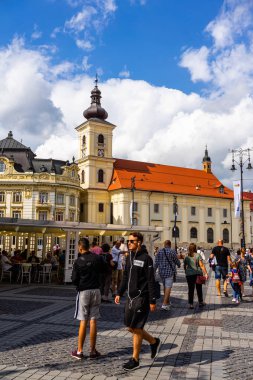 Sibiu, Romanya - 2019. S Büyük Meydanı'nda dolaşan turistler