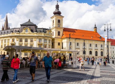 Sibiu, Romanya - 2019. S Büyük Meydanı'nda dolaşan turistler
