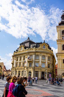 Sibiu, Romanya - 2019. S Büyük Meydanı'nda dolaşan turistler