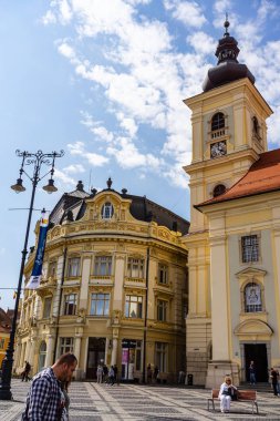 Sibiu, Romanya - 2019. S Büyük Meydanı'nda dolaşan turistler