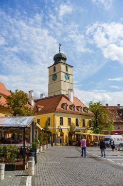 Sibiu, Romanya - 2019. İnsanlar Sibiu n sokakta dolaşan