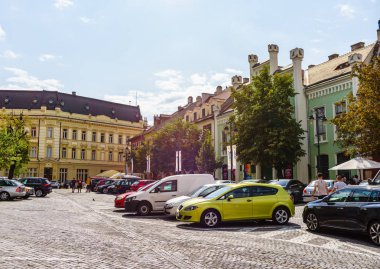 Sibiu, Romanya - 2019. Sibiu sokaklarında otoparklar.