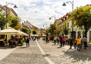 Sibiu, Romanya - 2019. İnsanlar ve turistler öğle yemeği ve değnek yiyor