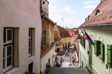 Sibiu, Romanya - 2019. Sibiu sokaklarında dolaşan insanlar 