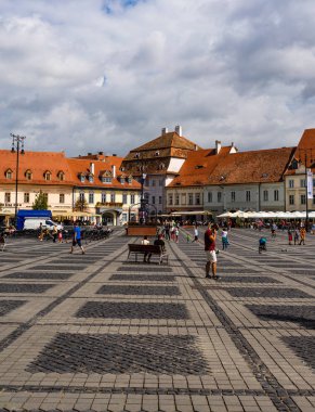 Sibiu, Romanya - 2019. S Büyük Meydanı'nda dolaşan turistler