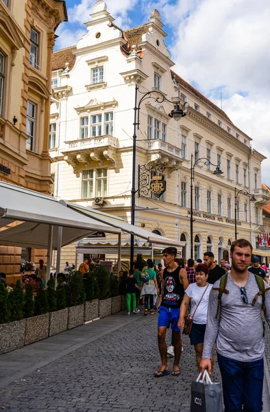 Сібіу, Румунія-2019. Люди і туристи, що мають обід і паличку — стокове фото
