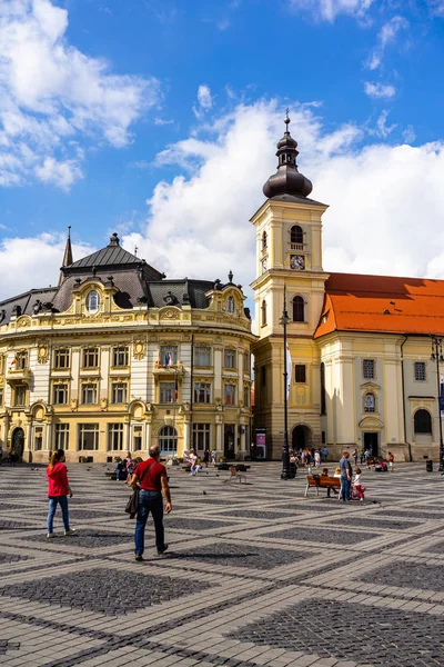 Сібіу, Румунія-2019. Туристи блукають у великій площі с — стокове фото
