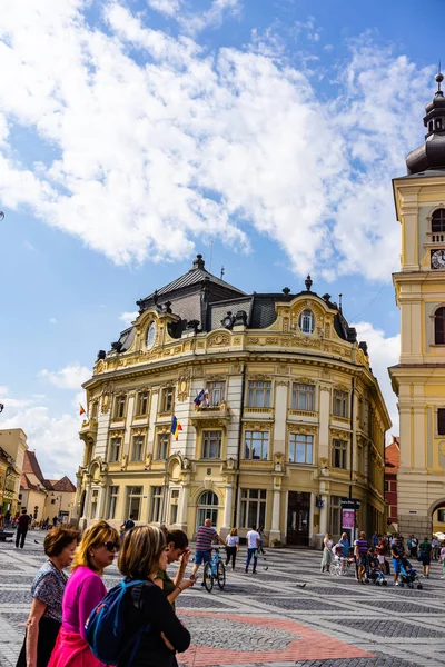 Sibiu, Roménia - 2019. Turistas vagando na Praça Grande de S — Fotografia de Stock