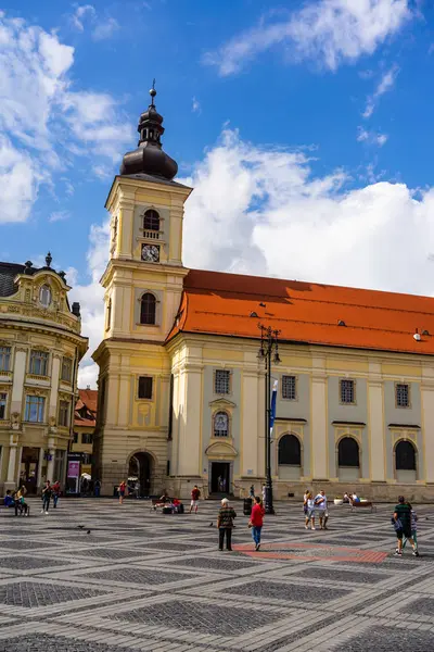 Sibiu, Romanya - 2019. S Büyük Meydanı'nda dolaşan turistler