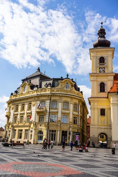 Sibiu, Romanya - 2019. S Büyük Meydanı'nda dolaşan turistler