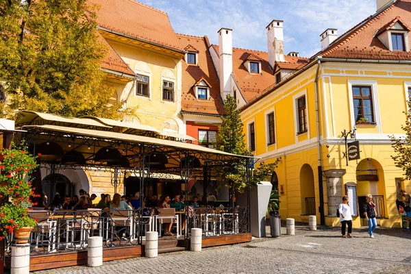 Sibiu, Romanya - 2019. İnsanlar ve turistler öğle yemeği ve değnek yiyor