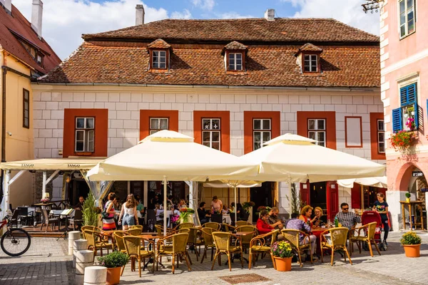Sibiu, Romanya - 2019. İnsanlar ve turistler öğle yemeği ve değnek yiyor