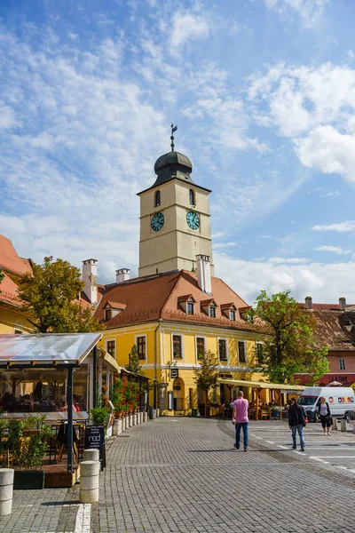Sibiu, Romanya - 2019. İnsanlar Sibiu n sokakta dolaşan