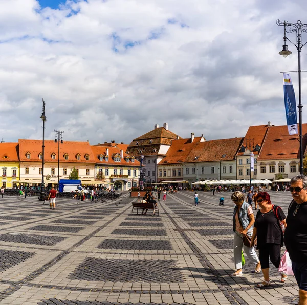 Sibiu, Roménia - 2019. Turista se perguntando na panorâmica The Bi — Fotografia de Stock
