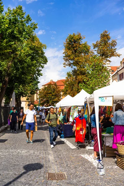 Sibiu, Romanya - 2019. Yerel bir hediyelik eşya arayan turistler