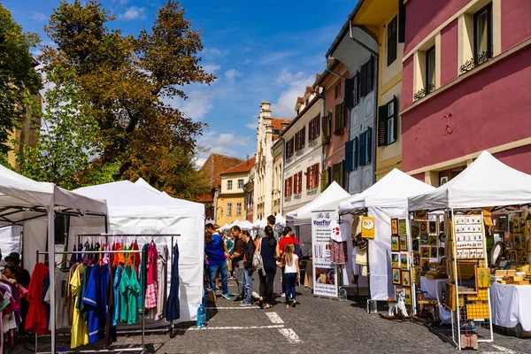 Sibiu, Romanya - 2019. Yerel bir hediyelik eşya arayan turistler